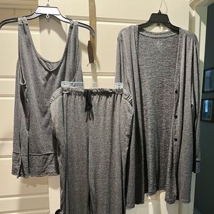 Cuddlduds 3 piece lounge set. Tank can be either v neck or round.